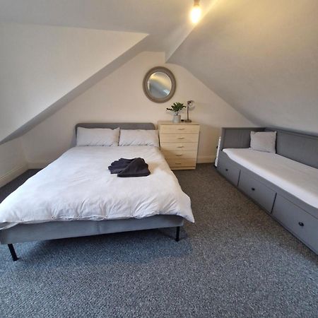 Lovely 3 Bedroom Serviced Apartment In Leytonstone Londen Buitenkant foto