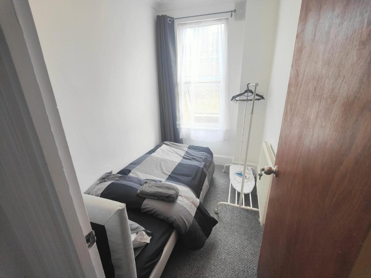 Lovely 3 Bedroom Serviced Apartment In Leytonstone Londen Buitenkant foto