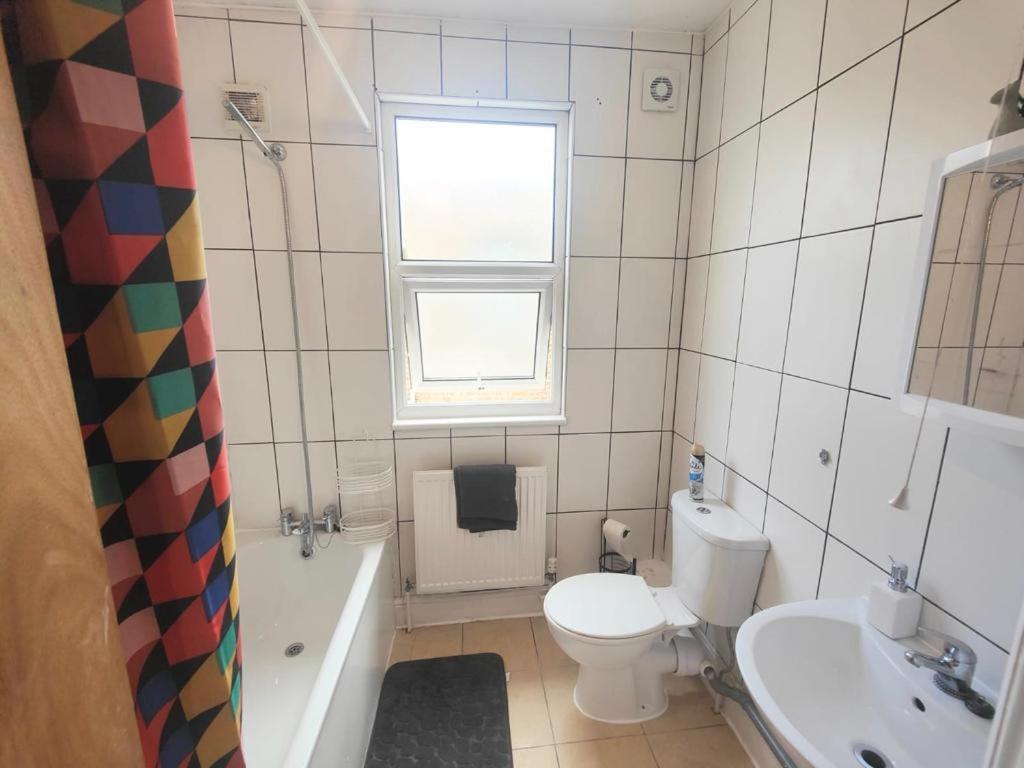 Lovely 3 Bedroom Serviced Apartment In Leytonstone Londen Buitenkant foto