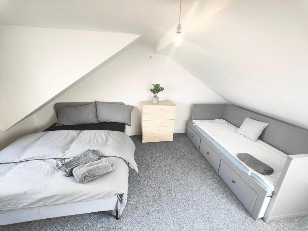 Lovely 3 Bedroom Serviced Apartment In Leytonstone Londen Buitenkant foto