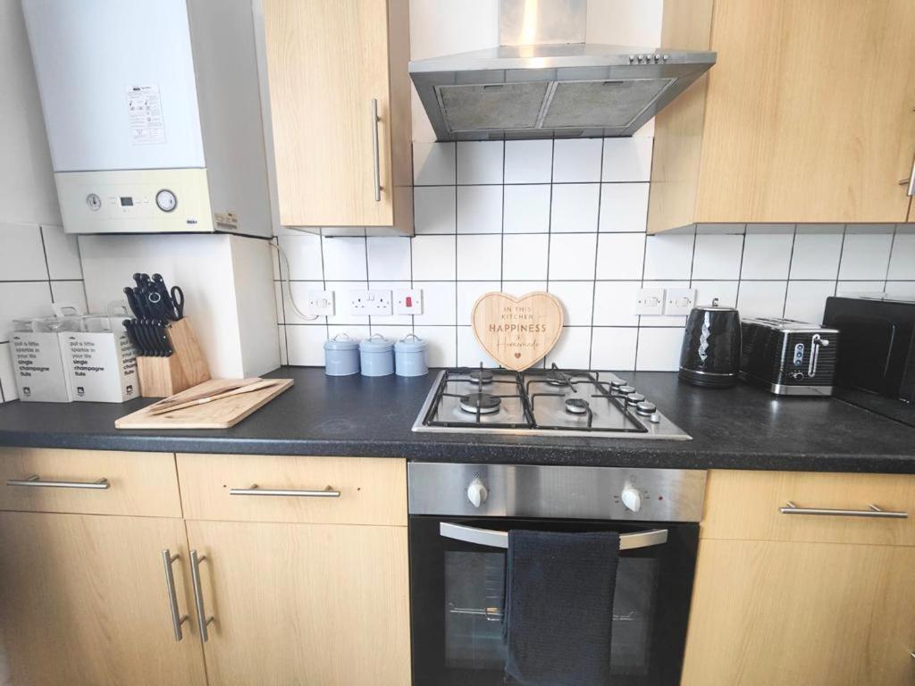 Lovely 3 Bedroom Serviced Apartment In Leytonstone Londen Buitenkant foto