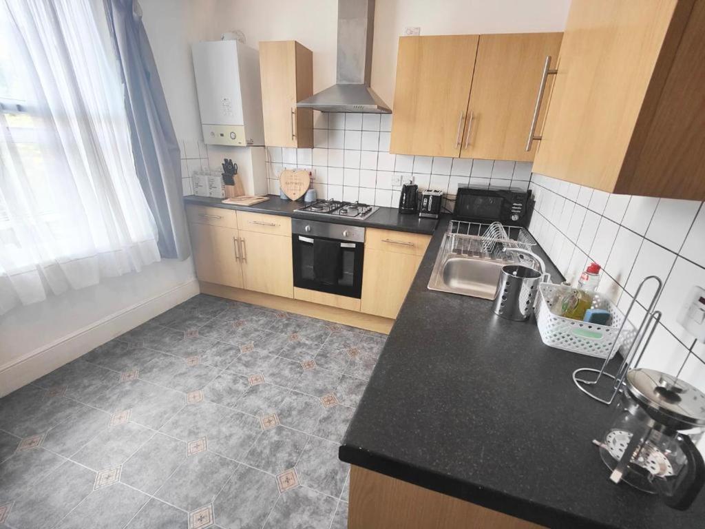 Lovely 3 Bedroom Serviced Apartment In Leytonstone Londen Buitenkant foto