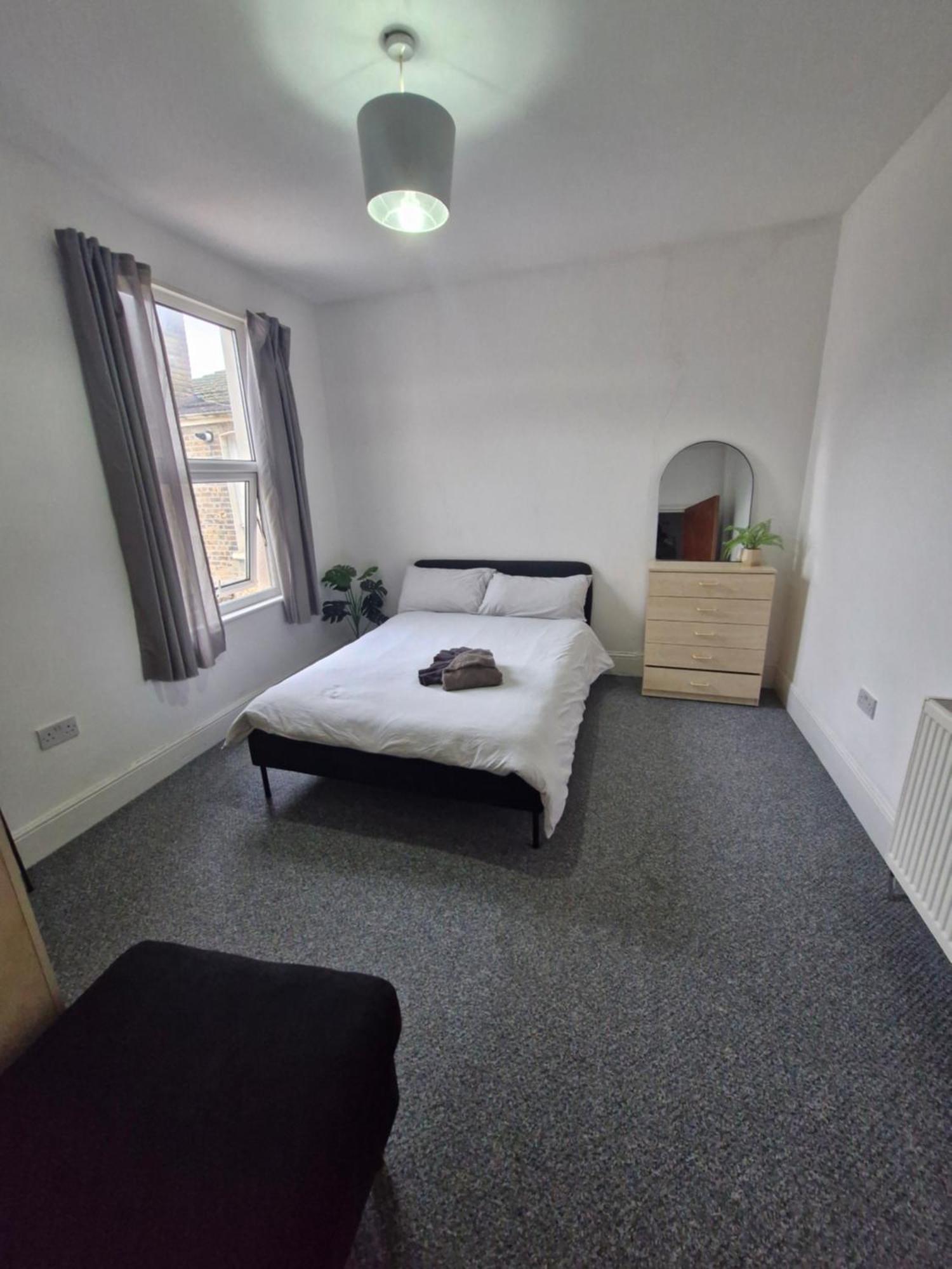 Lovely 3 Bedroom Serviced Apartment In Leytonstone Londen Buitenkant foto