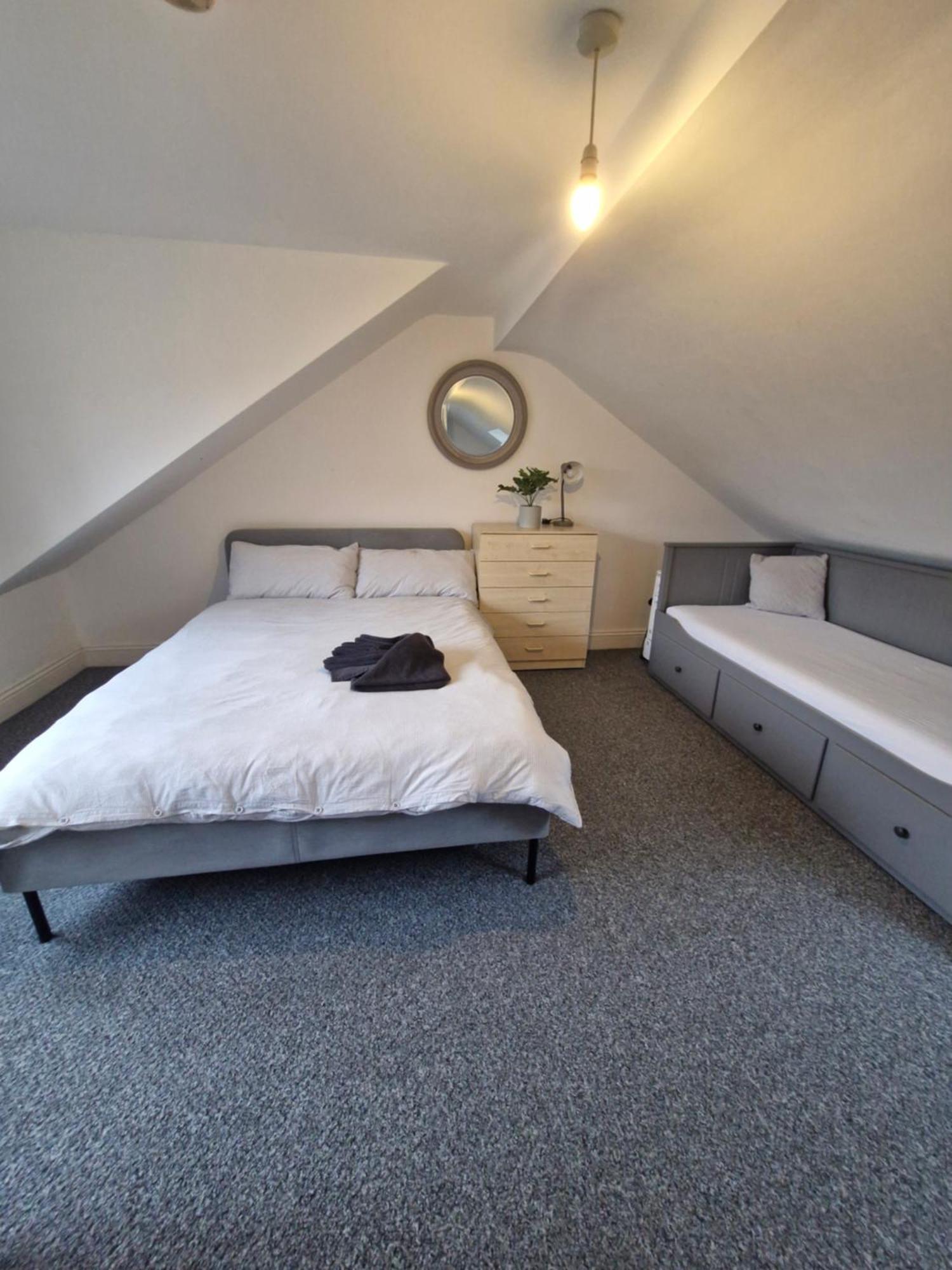 Lovely 3 Bedroom Serviced Apartment In Leytonstone Londen Buitenkant foto